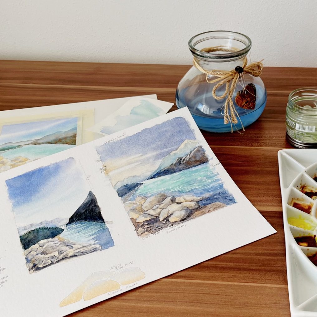 Foto Aquarellskizzen mit Aquarellfarben auf einer Porzellanpalette und Gläser für Malwasser