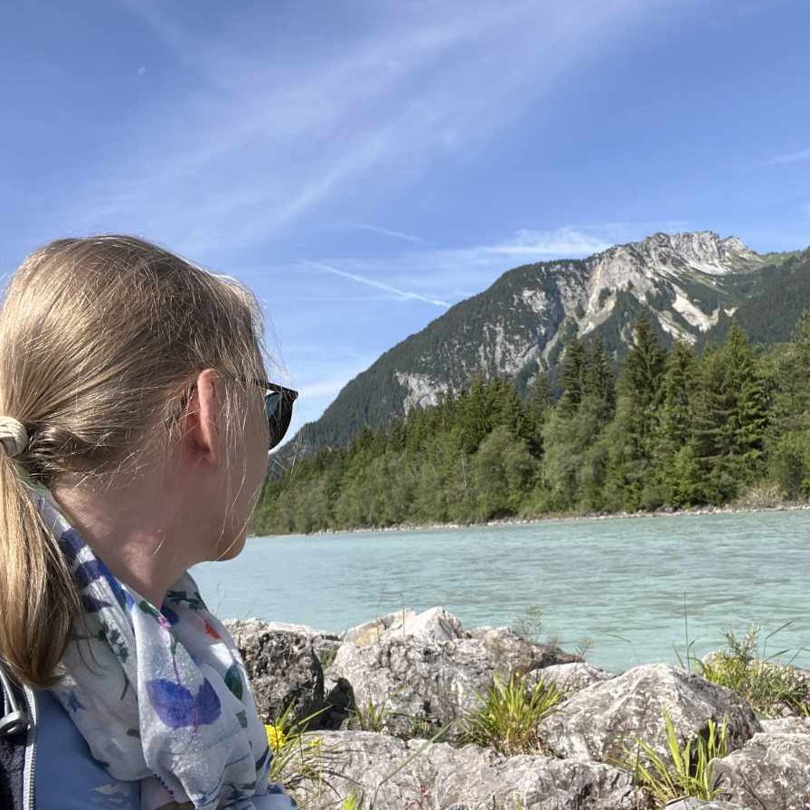 Ulrike Koch Foto Ulrike Koch am Flussufer mit Blick auf die Berge